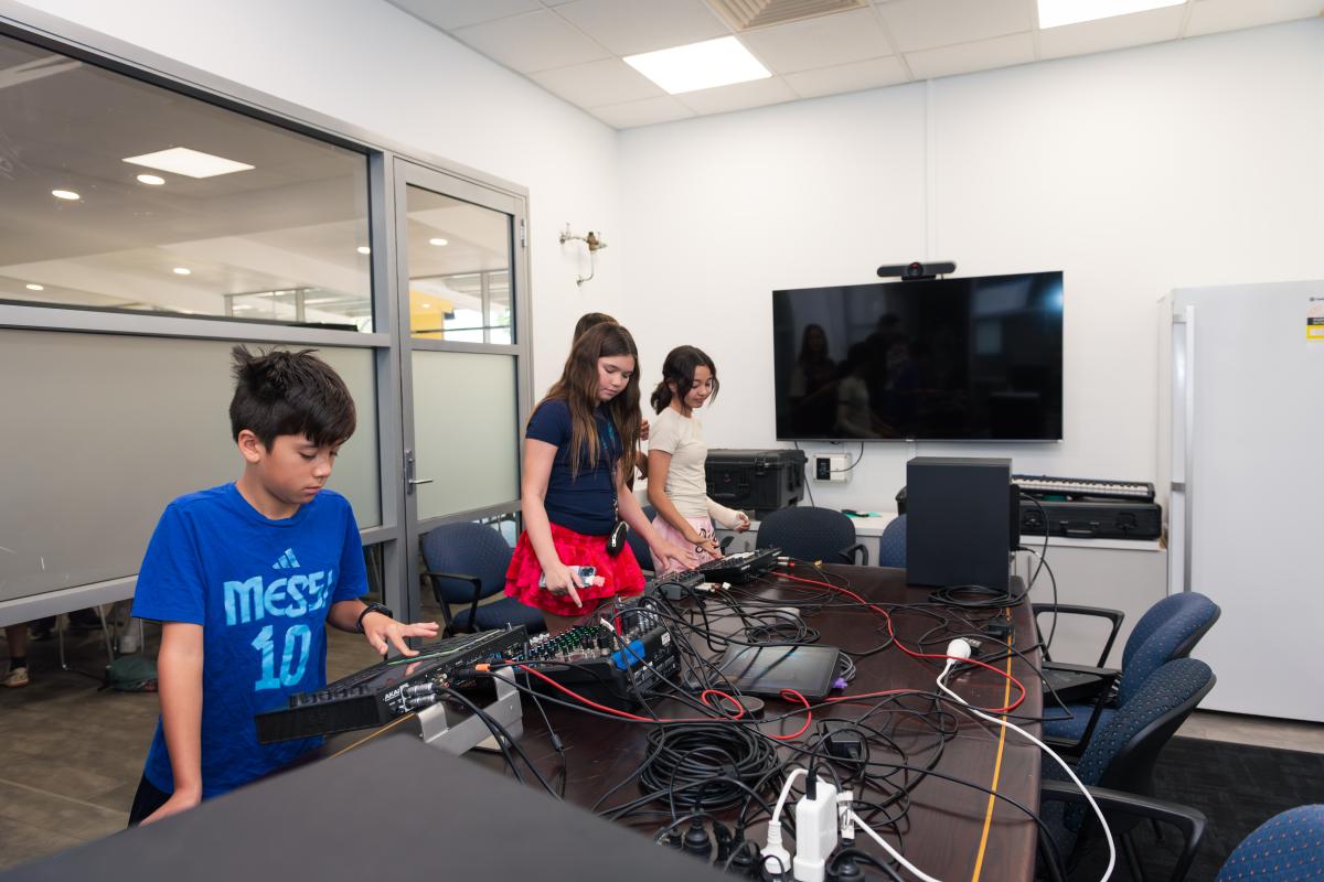Kids learning the electric music