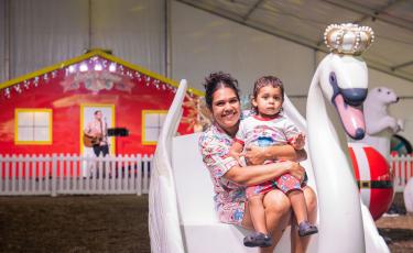 Mum and child at xmas event 