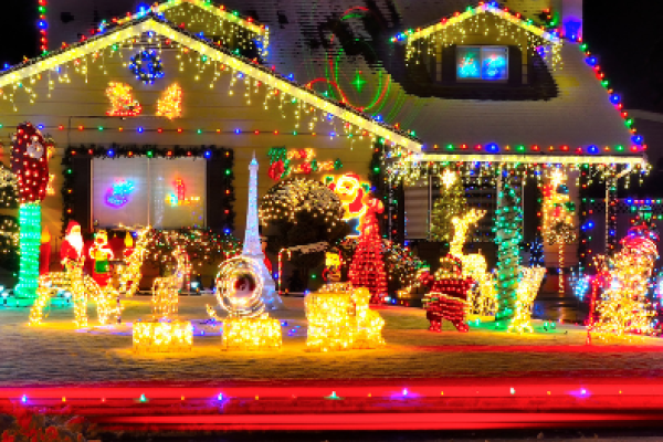 House decorated in Christmas lights 