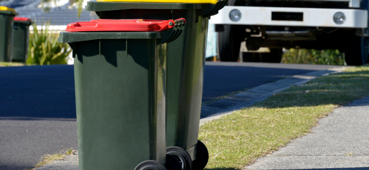 Image: General bin with red lid and recycling bin in yellow lid
